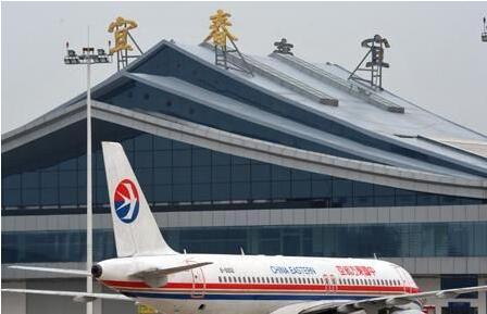 2013年6月26日正式通航,宜春明月山机场服务范围主要包括宜春,新余