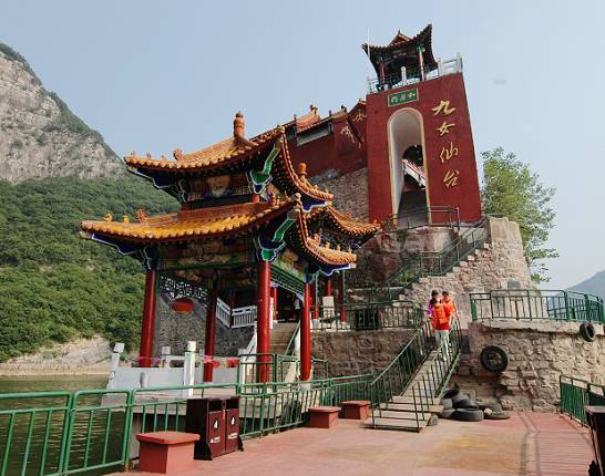 九仙女祠是个四合小院,祠角有悬空阁楼一座,山门外紧接着依崖旋转的