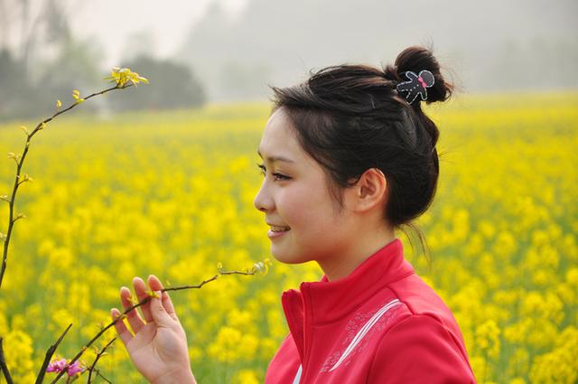 近百位美女油菜花中唯美照片