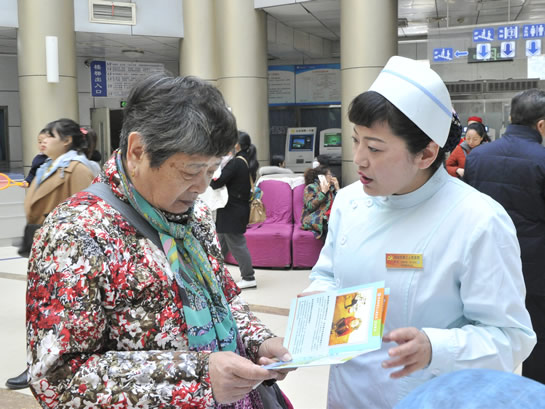 长邢珂,神经内科二病区医生马骥,不寐门诊医生覃霄燕(肿瘤内科三病区)