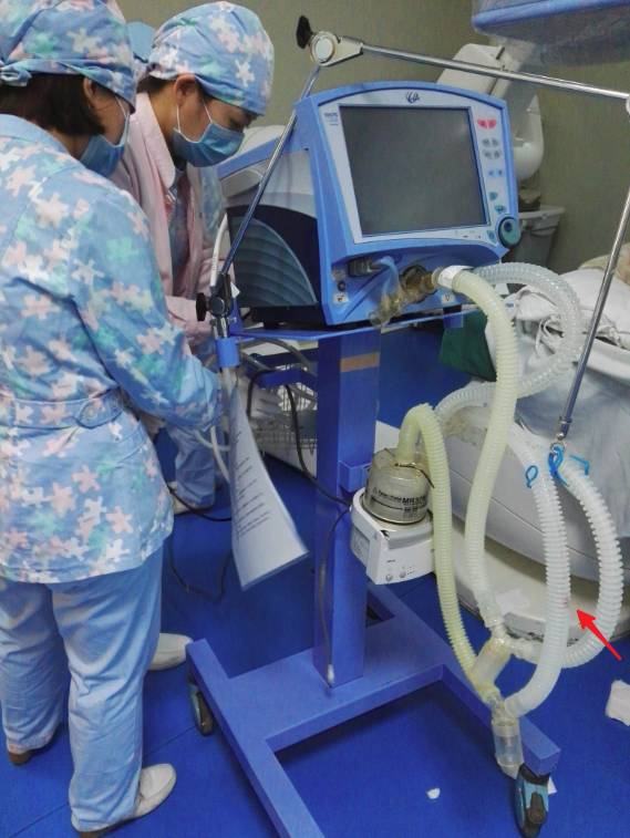 无法维持血压,立即转入呼吸重症监护室,刘艳红当即给患者行"气管插管