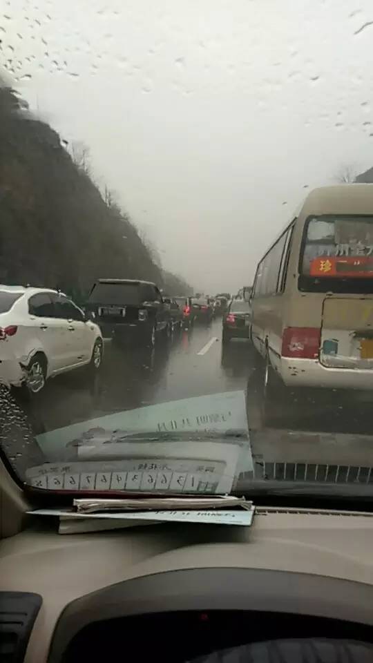 事故今天雨天晋城高速发生车祸道路拥堵严重走这几条路的车主们要当心