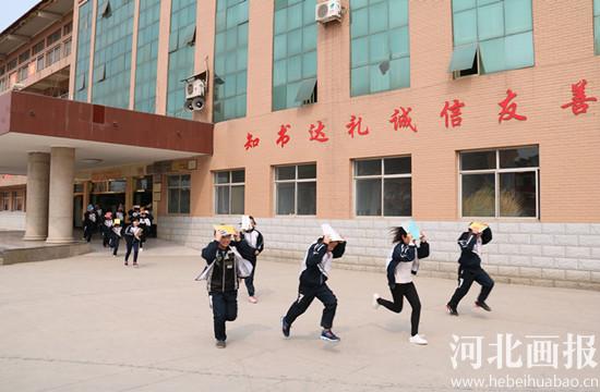 新河振堂中学举行防震疏散演习