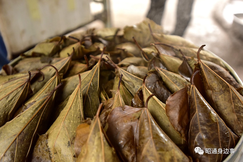 千年古镇的特色小吃:刚出笼的-桐子叶粑粑.