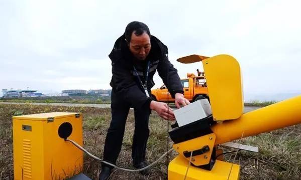 记录完毕后,蒋基荣接到了儿子打来的电话.