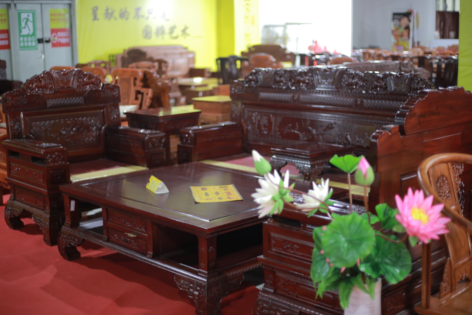 临沂首届大型红木家具博览会在百丽广场开幕