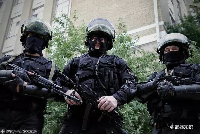 当特警体格必须要好:莫斯科监狱特警武装部队曝光