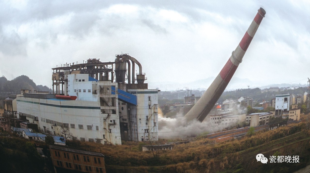 景德镇青塘发电厂180米的烟囱爆破轰然倒地,场面堪比美国大片!