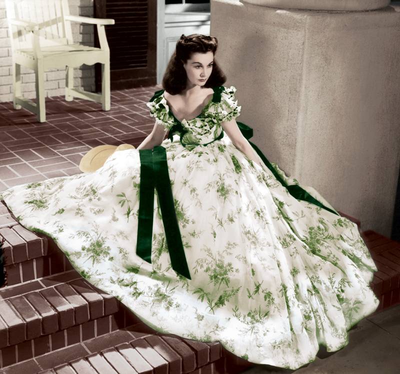 vivien leigh在《乱世佳人》里穿过不少绿裙子,像少女时期那身白底的