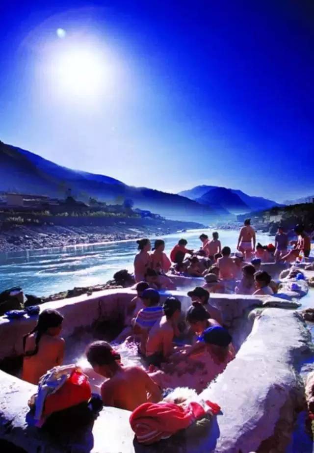 在怒江大峡谷,最出名的民俗,要算在春节期间举行的澡塘会