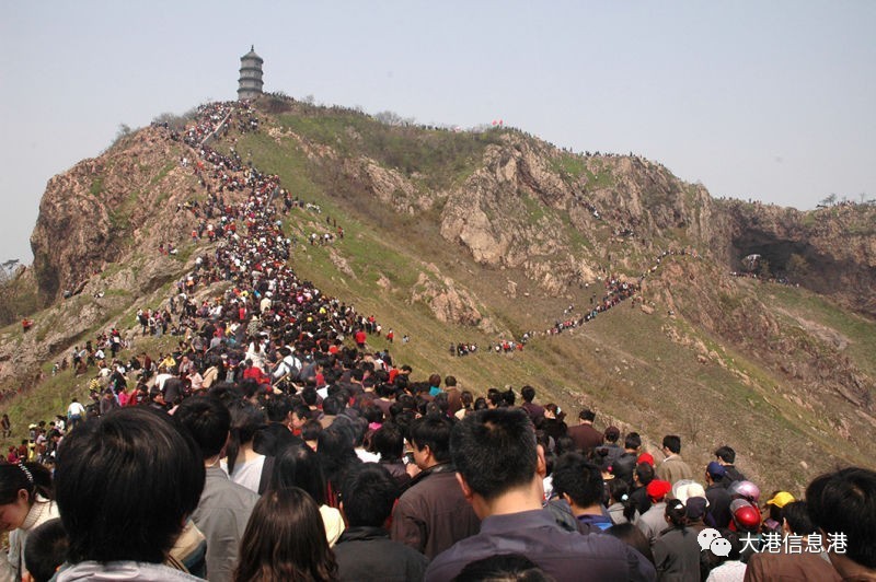 一直以来是镇江新区特有的民俗节日"黄明节"当天登圌山祈福(清明节第