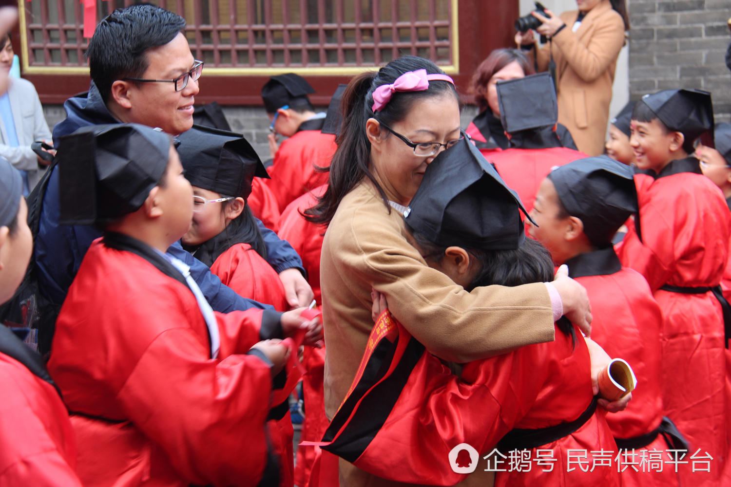 小学生跪拜礼图片