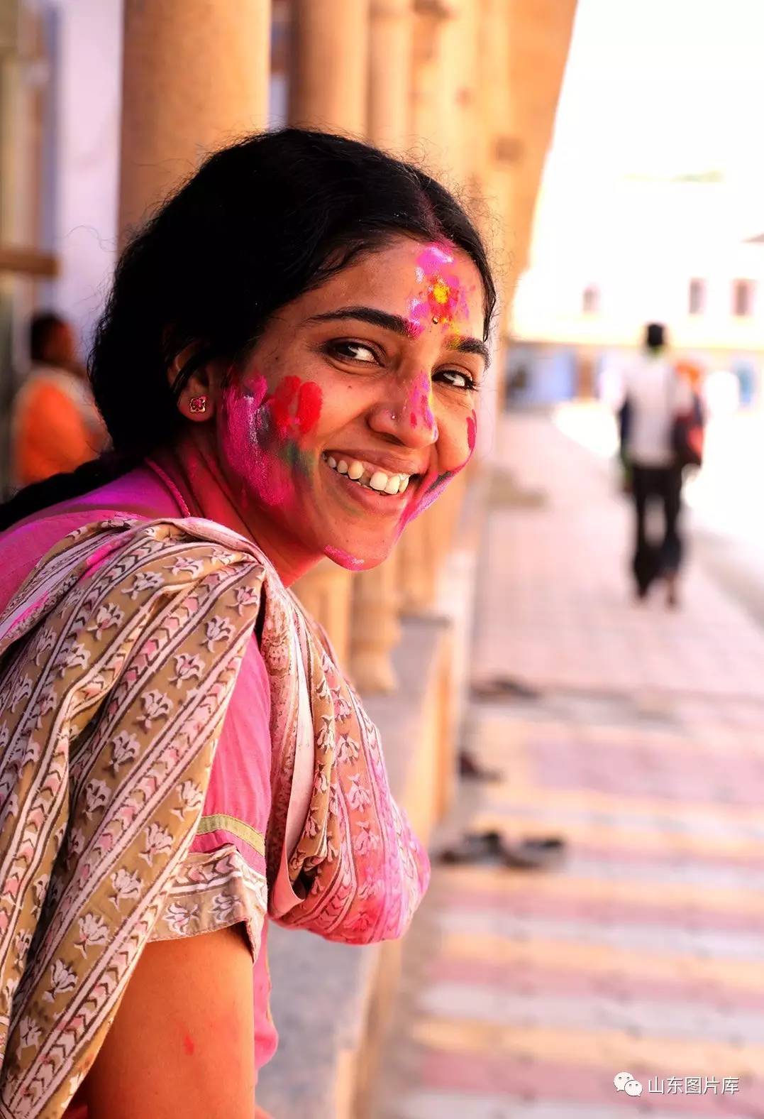 印度洒红节女孩图片