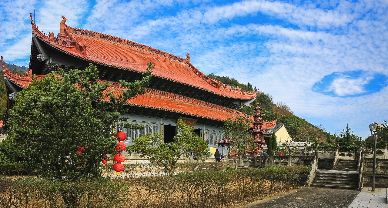 夜眺婺城,似海市蜃樓,蜿蜒曲折的盤山公路,巍峨恢宏的黃大仙祖宮