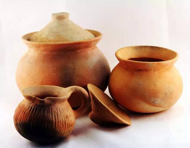 土陶艺术源远流长,具有原始社会新石器时代的型制,浓郁的汉代风韵