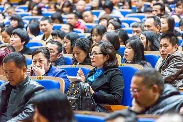 来自衢州华贸外国语学校的毛雪纯带着面试完的轻松劲儿和小i聊了起来