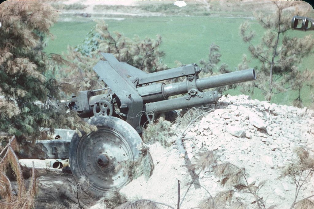 被遗弃的苏制m1938(m30)122mm榴弹炮,这门炮是后期型,炮架是焊接的