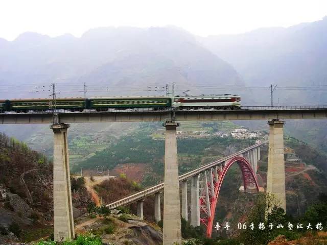 火车站站台等待上车的客流↑广通站旧貌↑2007年6月1日昆明至曲靖首次