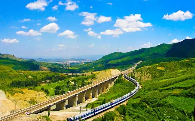 他花了十二年时间,用照片记录云南铁路从慢到快的变迁