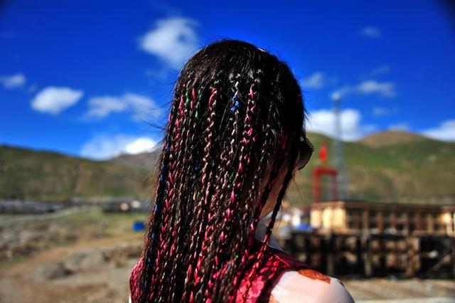 藏族女人为什么跟非洲人一样都那么喜欢编小辫