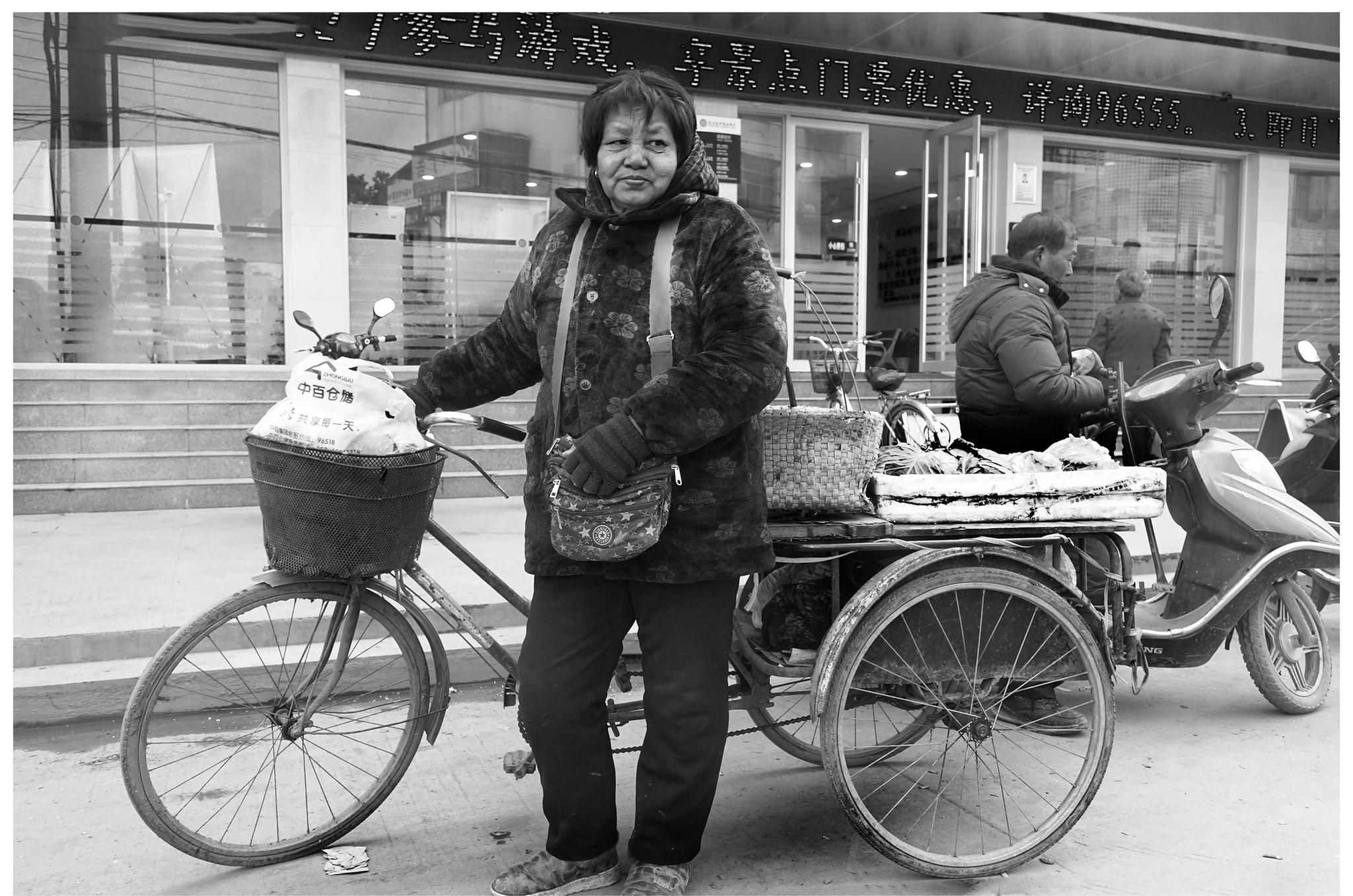 实拍武汉街头女性百态:八旬老奶奶拾荒