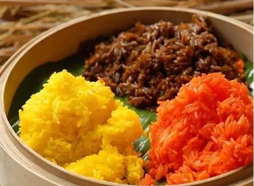 三色饭是海南中部山区苗族人民的特色小吃,一般是在农历三月三期间