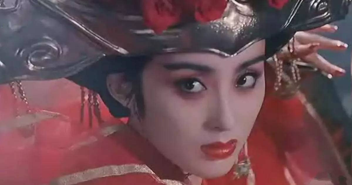 张敏又走进古龙名作《绝代双骄(1992)之中扮起妖艳倾城的移花宫邀月