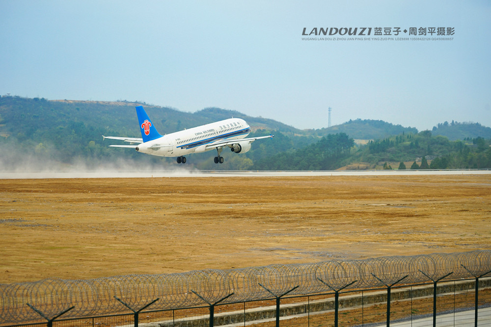 武冈机场试飞震撼瞬间 乡里娃迎着飞机奔跑