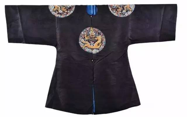 清代皇室冬季的皮制礼服,是皇帝,诸王,高级官员等人在冬天穿在袍服外