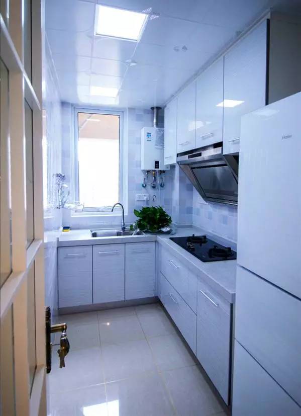 天蓝色的瓷砖,配上白色的橱柜,厨房空间显得很亮堂吧~看起来好梦幻的