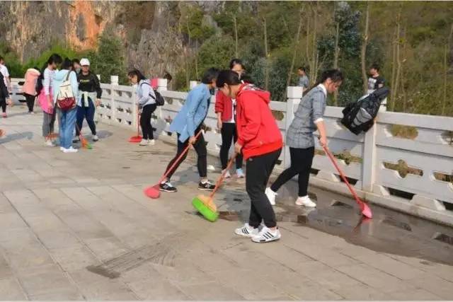 校党总支书记周保珍向师生们讲述了弥勒西山起义的历史和杨治庭,马仕