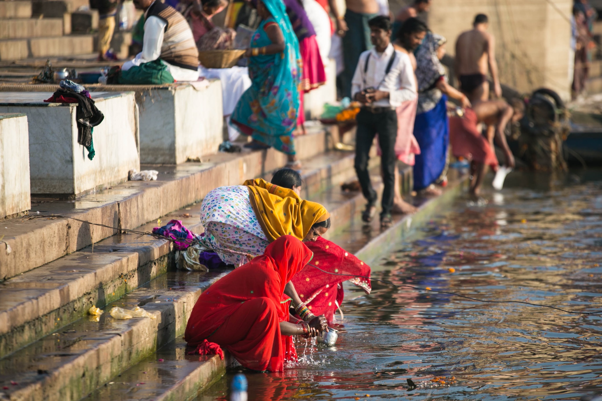 在恒河沐浴火化,是印度人终身的乐趣和超脱
