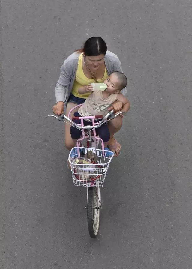 《在路上之母子》