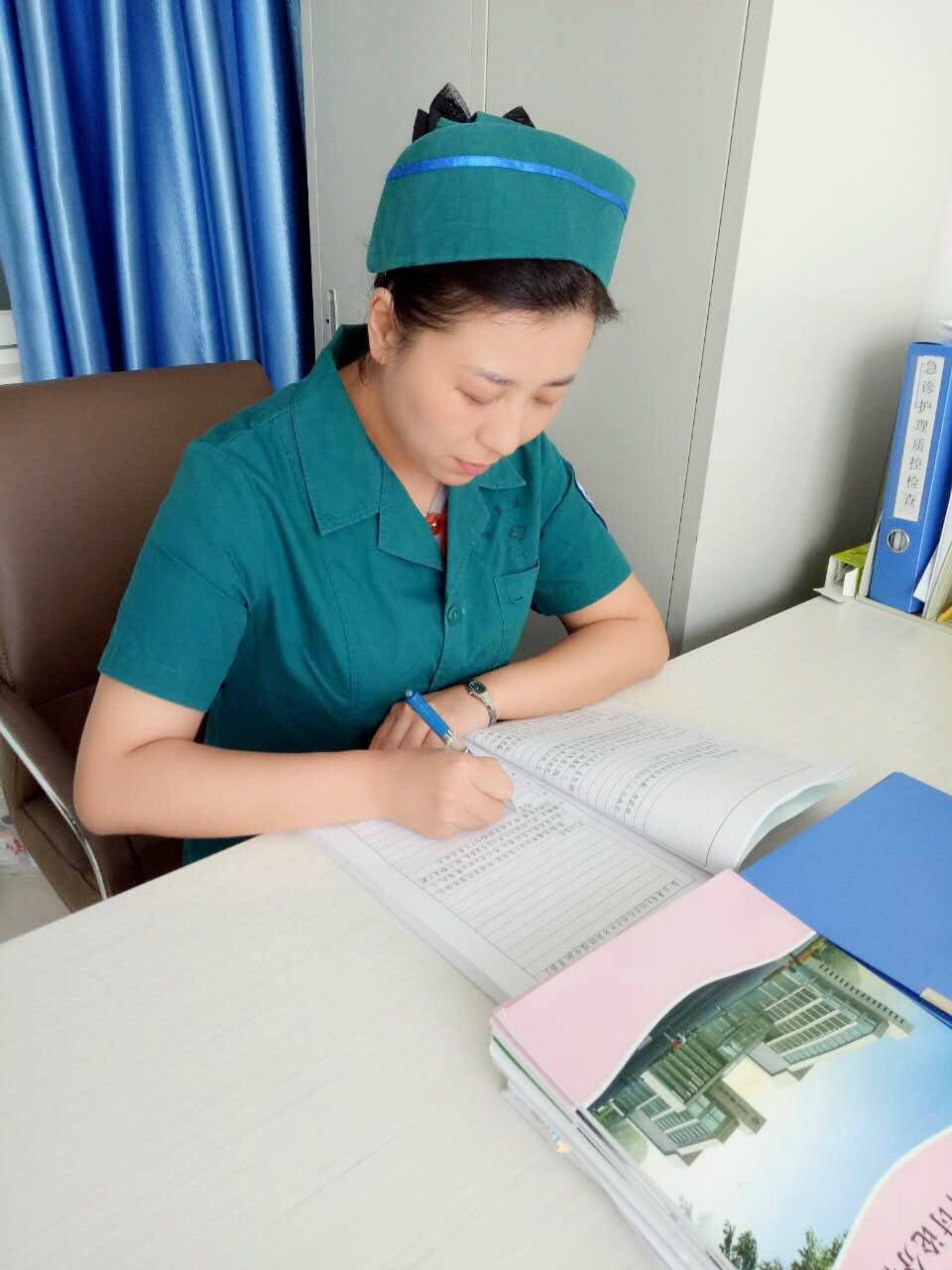 蒙古族,本科,东乌旗医院急诊科护士长,2016年被推选为全旗先进工作者