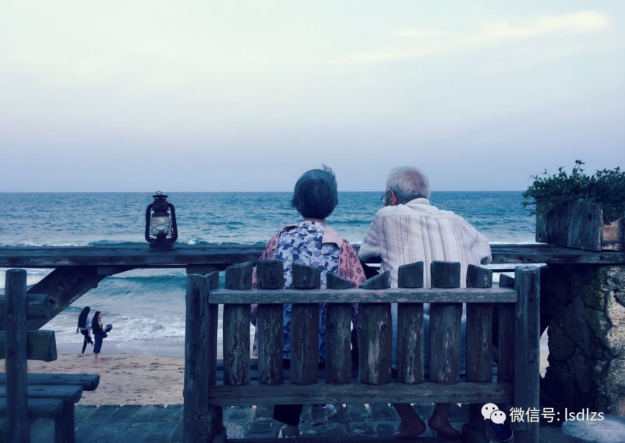 两位老人在看海,也在看年轻人的岁月吧 夜色越来越重,渐渐看不清沙滩