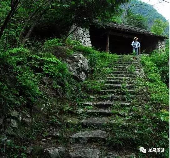 位于龙泉的昴山古道,起于该市锦溪镇上锦村,经昴山,终于该镇百里村,全