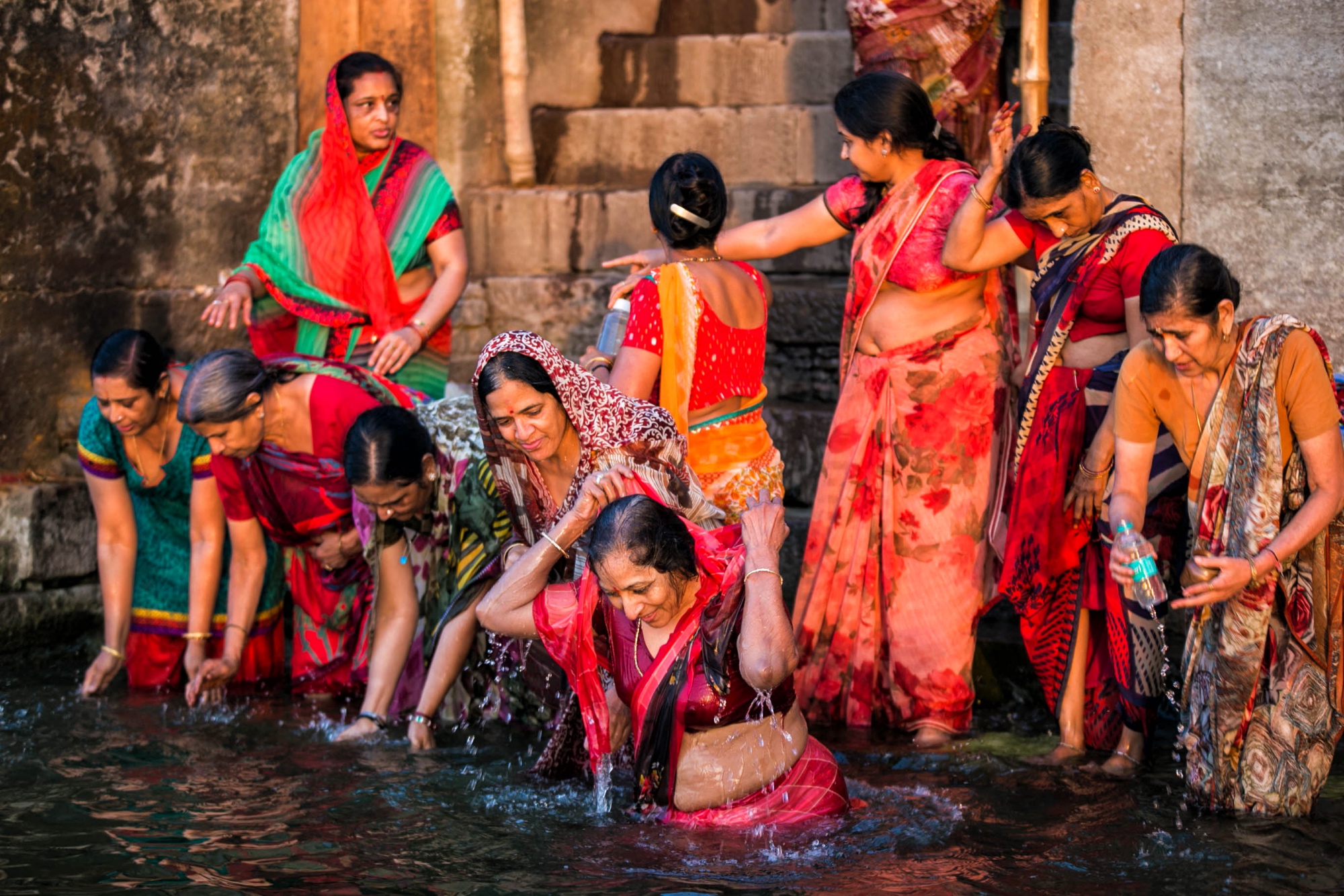 印度朝圣者于恒河沐浴图片