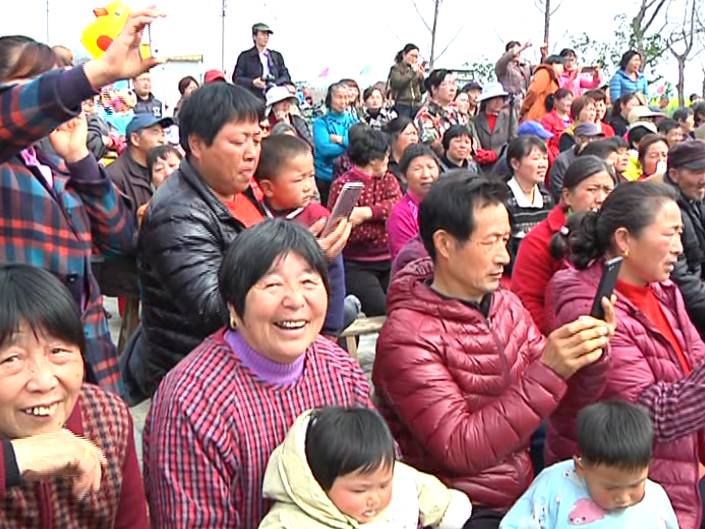 在热闹的歌舞和经典的戏剧表演中,上党高陵桃花节拉开序幕.