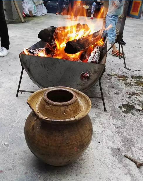 地道藏式火锅,烤全羊,砸酒,孟屯河谷的特色晚餐