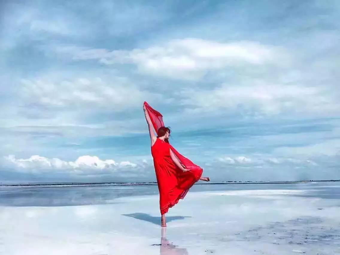 美女 背影 海边 红衣图片