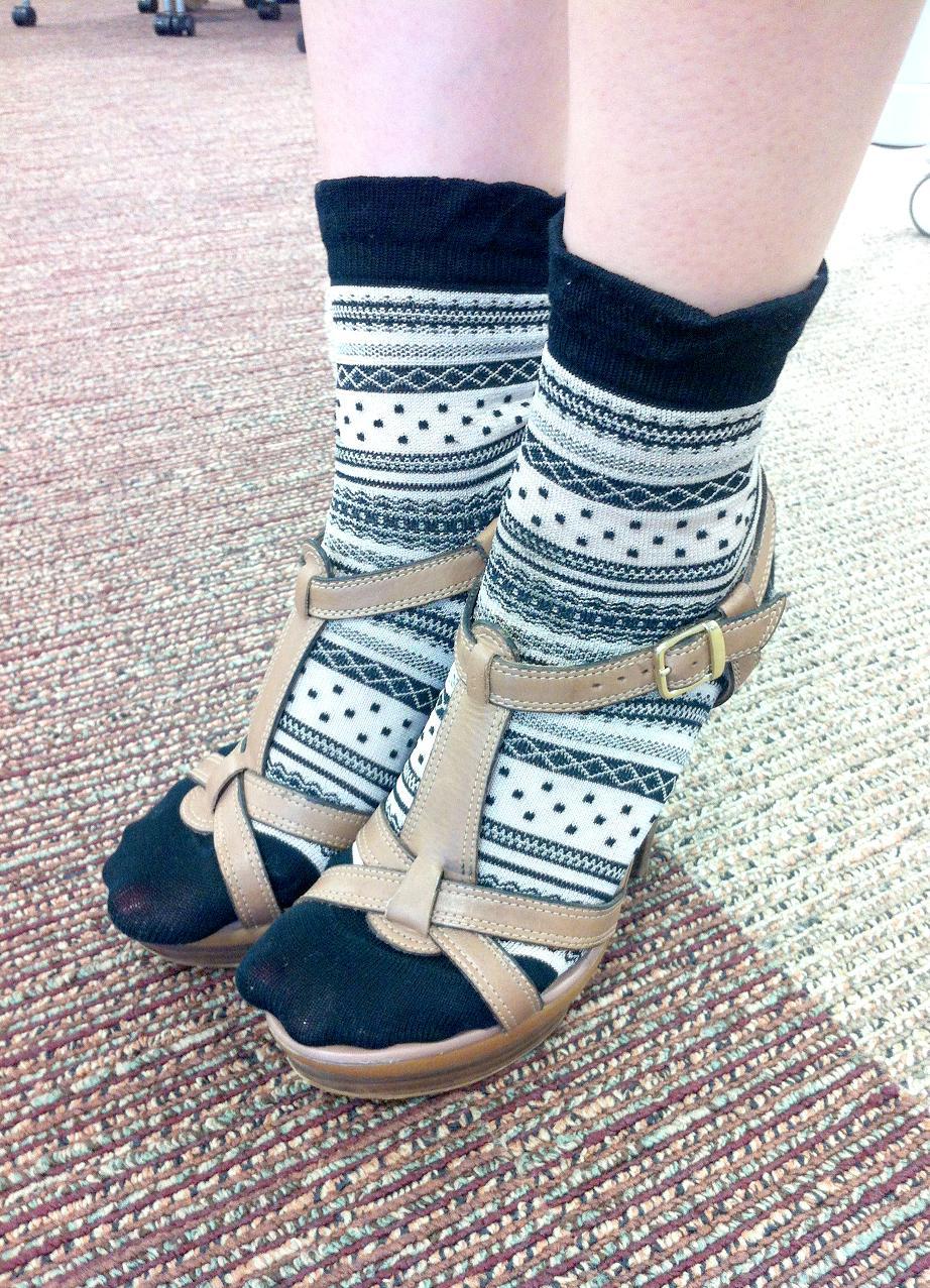 一年四季都能穿!日本妹最爱的凉鞋╳袜子搭配守则