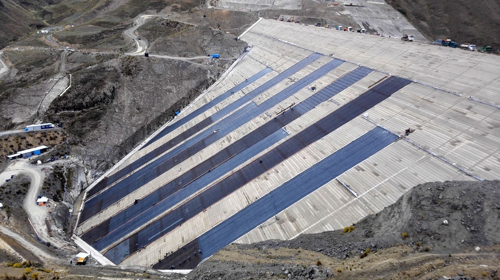 2016年2月11日,水坝第一块面板混凝土开始施工