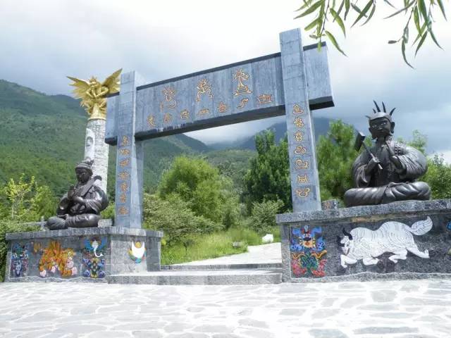 门边的两个门神和汉族的不一样,右为父神,左为母神他们于坐骑白牦牛和