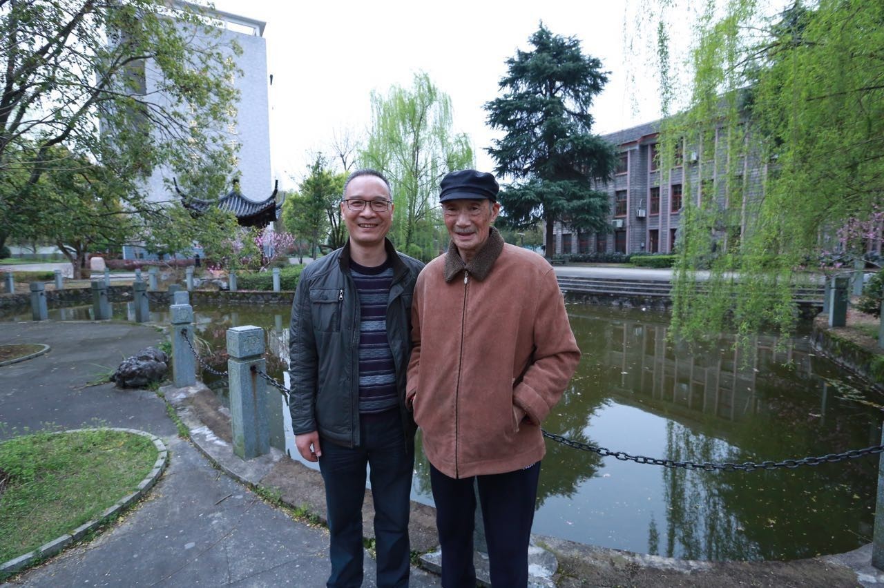 陈士贵夫妇在严中思范亭前留影3月31日傍晚,严州中学一九五九届的十余