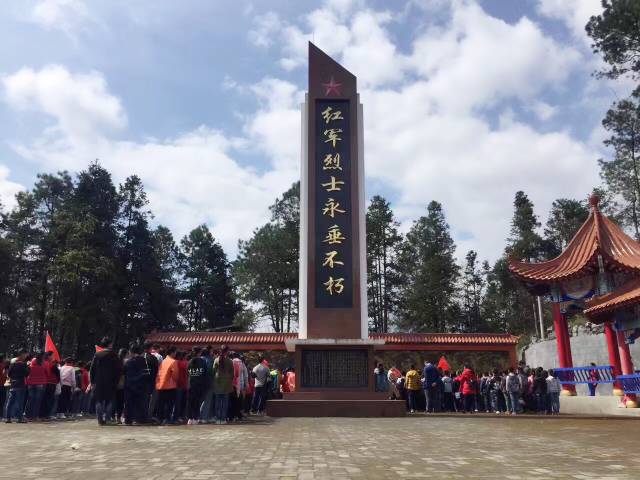 龙家小学将近500余名师生代表,徒步前往龙家镇万丈坑红军烈士纪念碑