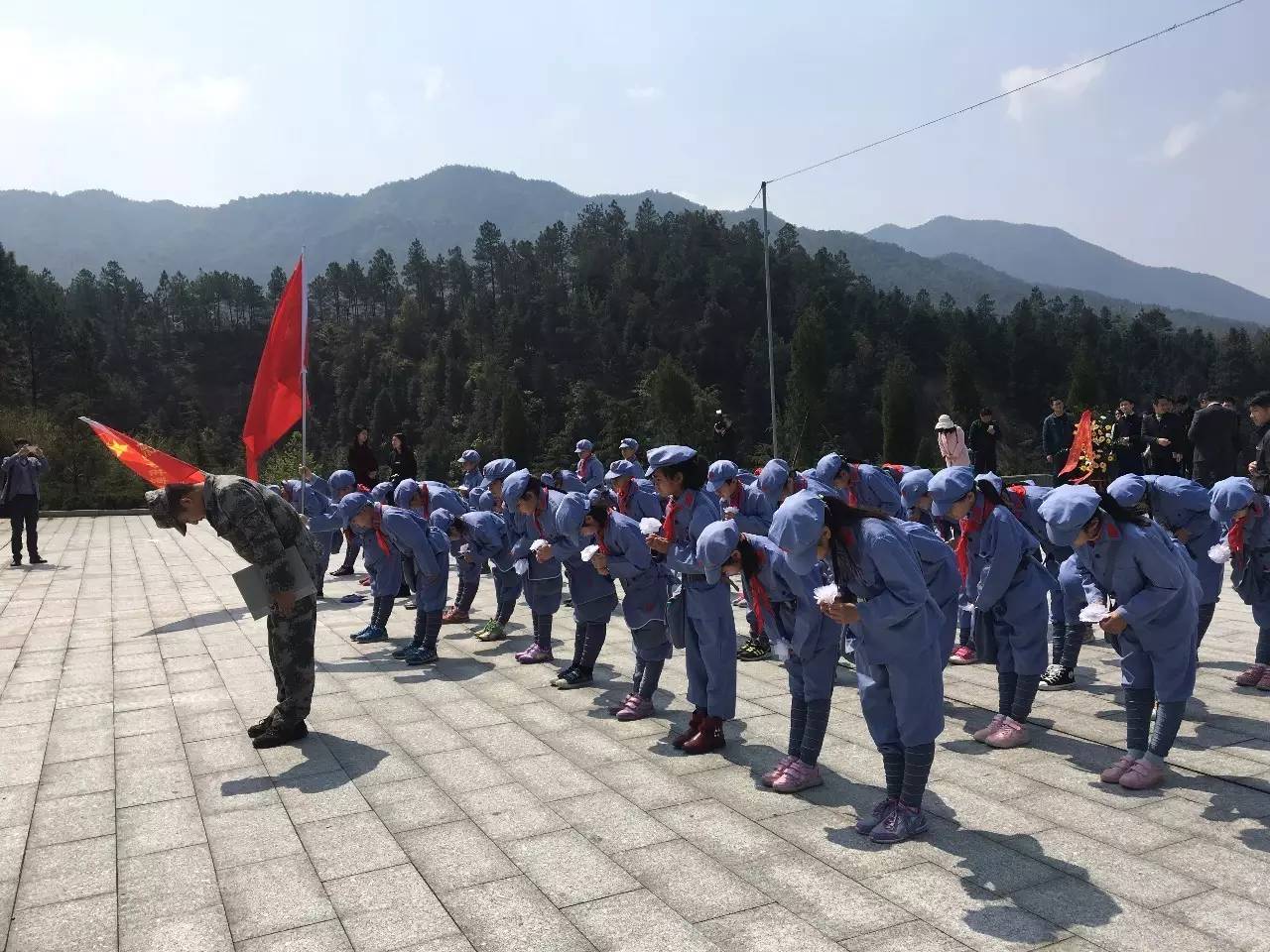 青原区中小学校师生来到东固缅怀英烈