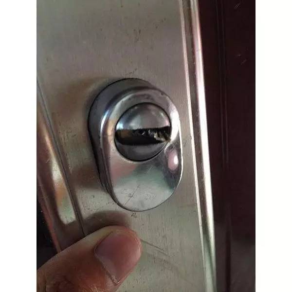 钥匙不小心断在锁里了,是翻窗还是撬锁?在线等!急