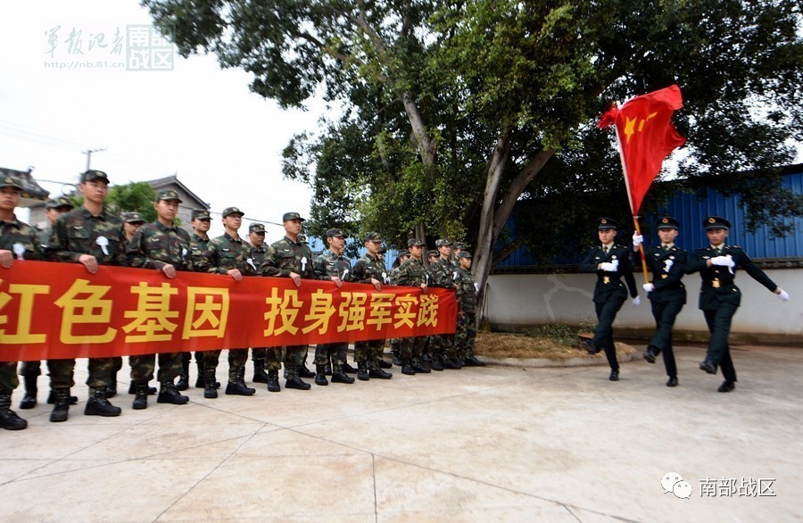 火箭军某旅祭奠忠骨塑忠魂