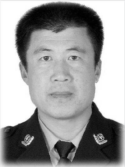 1月24日12时30分,四川泸县公安局交警大队31岁的民警蔡松松下班途中