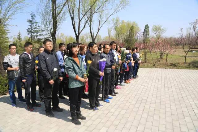 十四局隧道公司工会组织机关干部职工来到济南植物园祭奠郭恒祥烈士